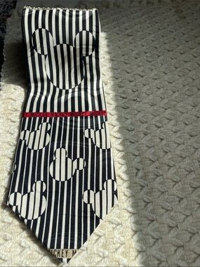 VTG DISNEY MICKEY & CO SILK TIE
